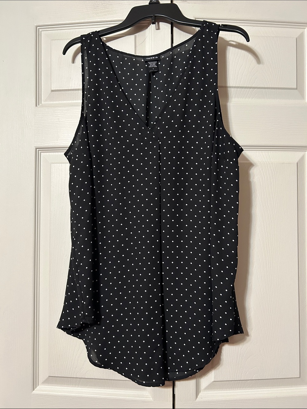 Torrid sz 1 (US 14/16) Black with White Polka Dot V-Neck Sleeveless Flowing Tank